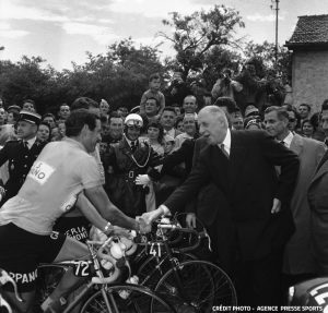 Le Général de Gaulle salue le maillot jaune Gastone Nencini