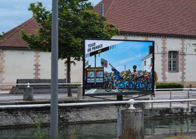 mb installation panneaux tour de france 2024 sur les quais (1)